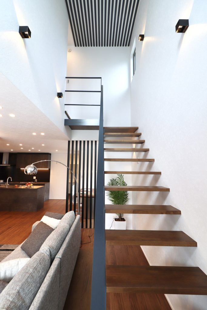 木格子とスケルトン階段が生み出すスタイリッシュな上質空間