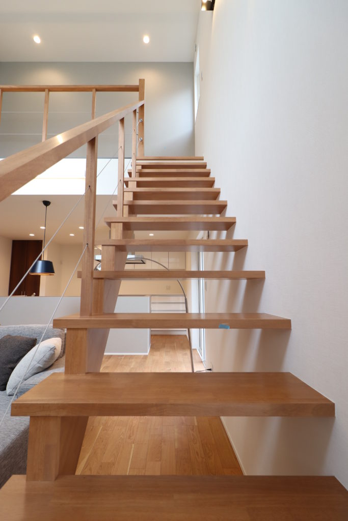 開放的な吹抜とウッド階段が心地よい空間のデザイナーズハウス。　