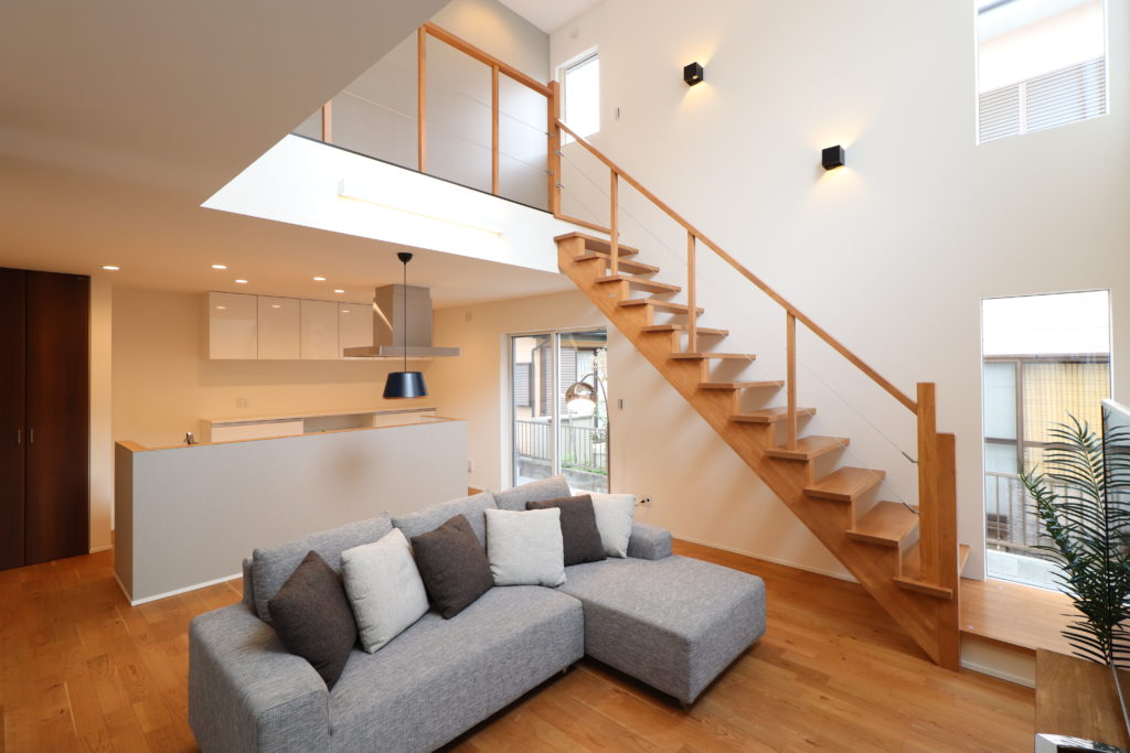 開放的な吹抜とウッド階段が心地よい空間のデザイナーズハウス。　
