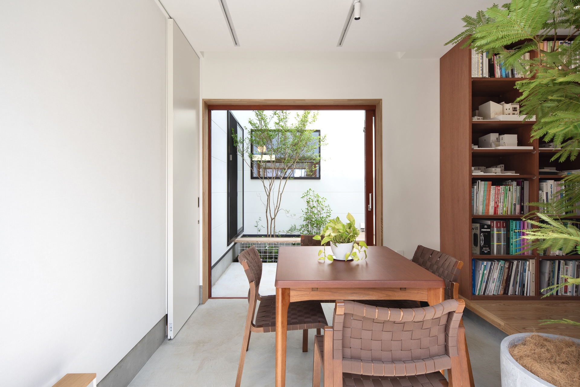 空間の美学を変えるドア。 神谷コーポレーション《フルハイトドア》と考える、上質な家づくり。