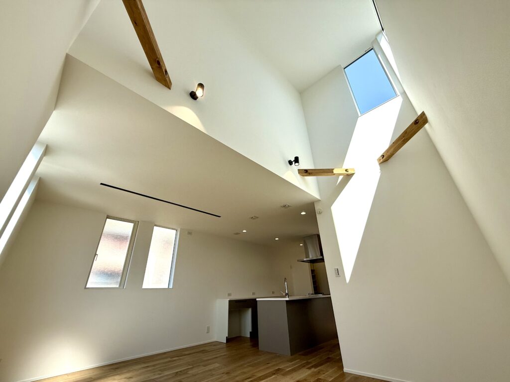 ペットも自由に過ごせる、吹き抜けLDKのある家