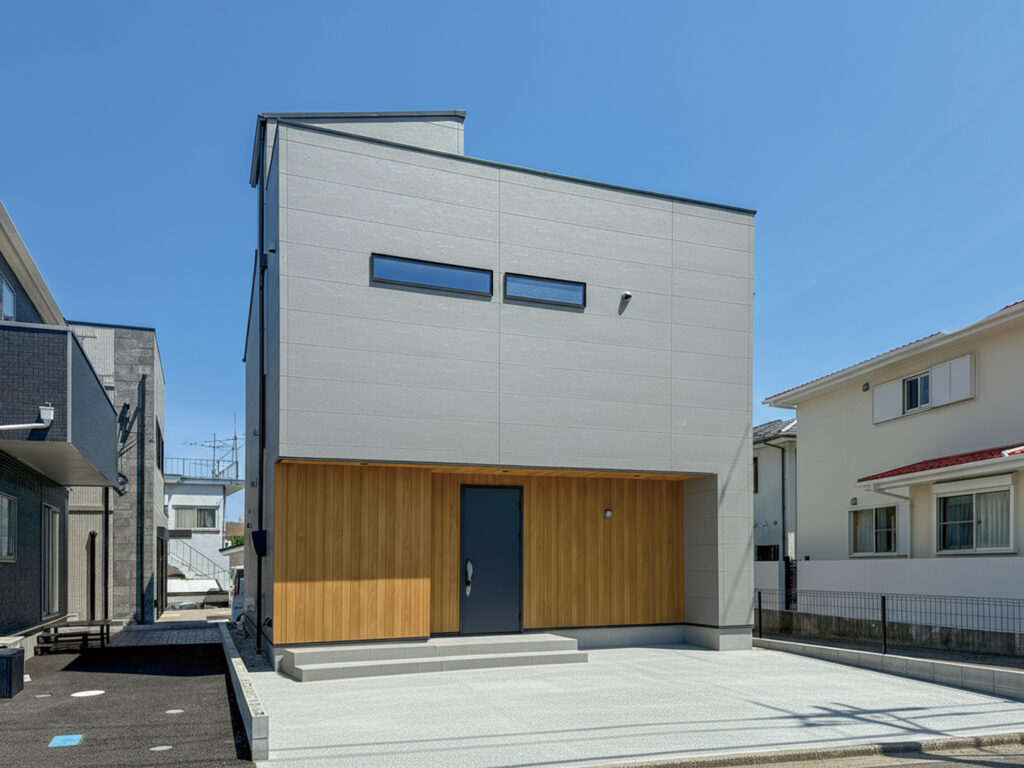 木目とグレーが描く、空とつながる住まい