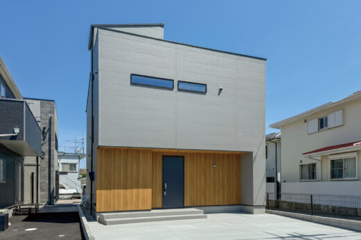 木目とグレーが描く、空とつながる住まい