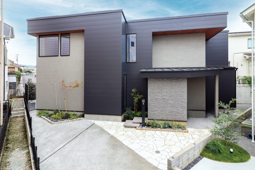 ゆとりの23帖吹き抜けLDKと家族専用ロッカーのある住まい